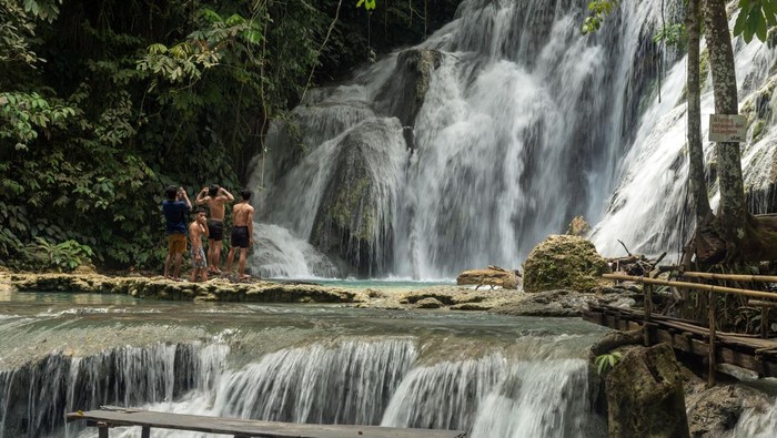 Indahnya Air Terjun Piala di Kabupaten Banggai Sejumlah pengunjung menikmati suasana saat berwisata di air terjun Piala, Desa Hanga-Hanga, Luwuk, Kabupaten Banggai, Sulawesi Tengah, Senin (28/10/2024). Pemkab setempat menargetkan peningkatan angka kunjungan turis domestik dan mancanegara tahun ini lebih dari 200 ribu orang yaitu lebih tinggi 20 persen dari tahun sebelumnya sejalan dengan pelaksanaan berbagai program promosi wisata ke daerah itu. ANTARA FOTO/Basri Marzuki/nym.