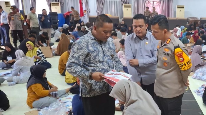 Kapolres Indragiri Hulu, AKBP Fahrian Siregar bersama pejabat utama mengecek Kantor KPU di Rengat Barat. (Foto: Dok Polres Inhu).