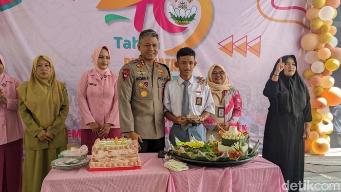 Kapolres Trenggalek AKBP Indra Ranudikarta saat berada di SLB Kemala Bhayangkari 1