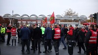 Para pekerja berunjukrasa di depan pabrik Mercedes di Berlin, Jerman, Selasa (29/10).  