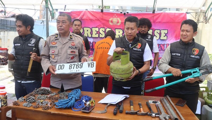 Kasat Reskrim Polres Sinjai Iptu Andi Rahmatullah (pegang tabung) merilis kasus perampokan di Kabupaten Sinjai.