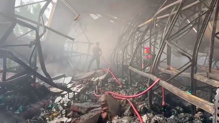 Kebakaran pada pabrik kimia di Karawaci, Kota Tangerang telah padam. Petugas damkar masih terus menyemprotkan air ke sumber asap untuk cegah api nyala kembali. (dok BPBD Damkar Kota Tangerang)