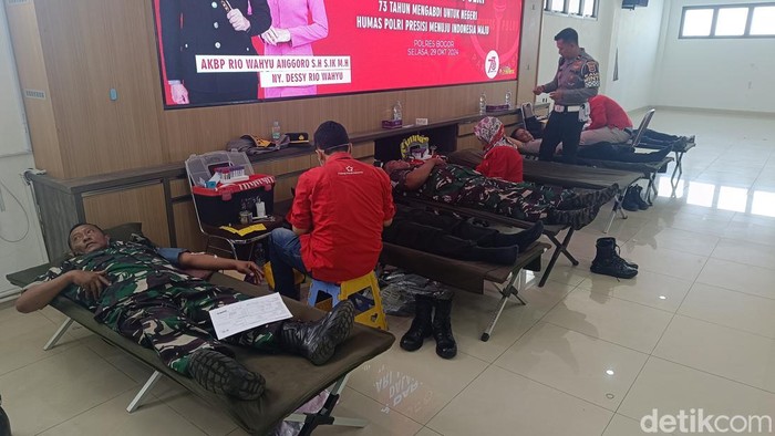 Kegiatan donor darah di Polres Bogor