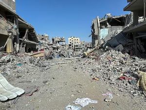 Dokter di Gaza Tetap Bantu Pasien Meski Kehilangan Kaki Akibat Serangan Israel