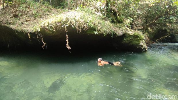 Keindahan Leuwi Nanggung di Ciamis yang masih alami.