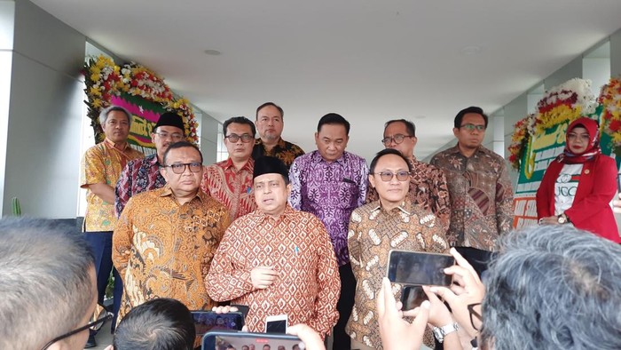 Kepala BPJPH Haikal Hassan (tengah)