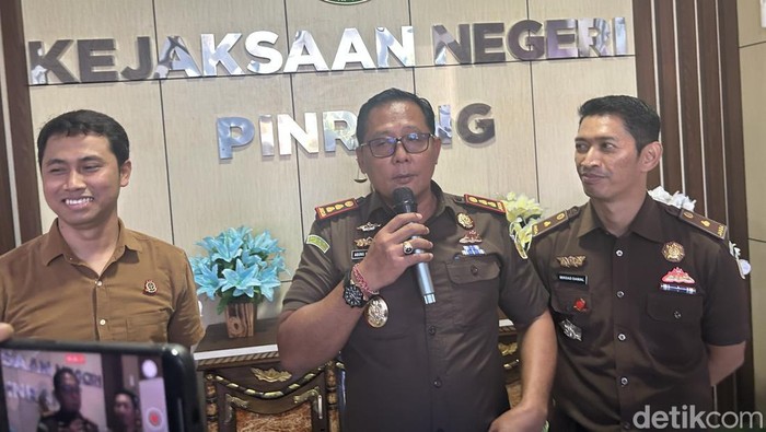 Kepala Kejaksaan Negeri Pinrang Agung Bagus Kade Kusimantara (tengah) tengah saat merilis penetapan tersangka bos pengelola Mall Pinrang.