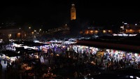 Orang-orang mengunjungi alun-alun Jemaa el-Fnaa, di Marrakesh, Maroko.