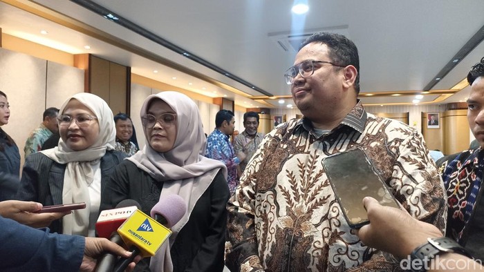 Ketua Bawaslu Rahmat Bagja dan Anggota KPU Lolly Suhenty usai meneken Nota Kesepahaman dengan JPPR, Koalisi Perempuan, Kalyanamitra, dan Cek Fakta (Diah/detikcom)