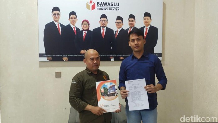 Koalisi masyarakat sipil mengindikasi adanya pelanggaran netralitas salah satu kepala daerah di Banten, dengan memajang foto dukungan ke salah satu paslon dan melaporkan ke Bawaslu (Aris/detikcom)