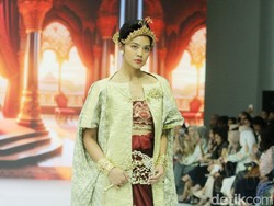 8 Koleksi Busana Era Soekamto di JFW 2025, Hadirkan Tenun Cual Khas Sambas