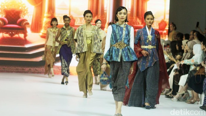 Koleksi Era Soekamto di JFW 2025