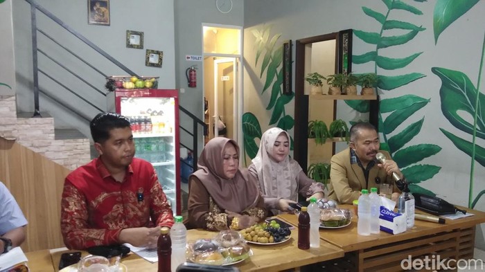 Konferensi pers keluarga dan pengacara Gonzalo, korban penipuan calo Akpol senilai Rp 4,5 miliar di Makassar. Andi Sitti Nurfaisah/detikSulsel