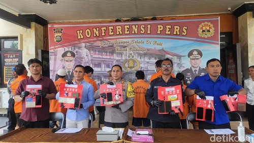 Konferensi pers pengungkapan kasus peredaran narkotika di wilayah Gianyar oleh Satresnarkoba Polres Gianyar, Selasa (29/10/2024). (Foto : Putu Krista/detikBali)