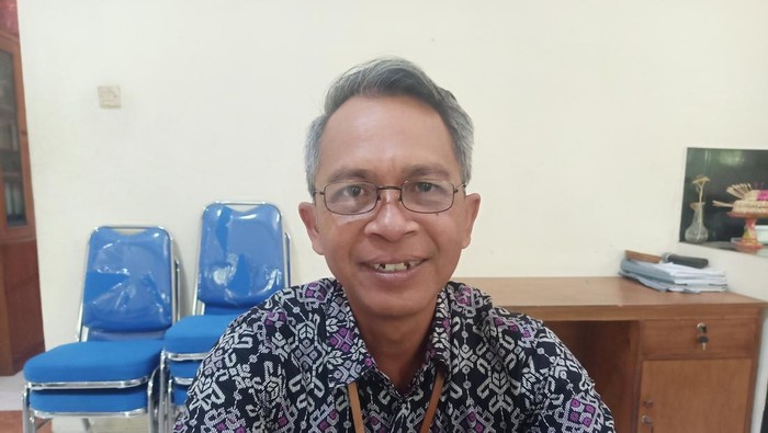 Koordinator Divisi Penanganan Pelanggaran dan Penyelesaian Sengketa Bawaslu Jembrana, Pande Made Ady Muliawan, saat ditemui detikBali di kantornya, Selasa (29/10/2024). (I Putu Adi Budiastrawan/detikBali)