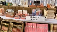 Taruna menjelaskan banyak paket yang sudah terjual termasuk kosmetik dengan bahan pewarna tekstil berbahaya, merah K3 dan K10. (Foto: Nafilah Sri Sagita/ detikHealth)