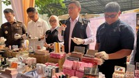Badan Pengawas Obat dan Makanan (BPOM RI) menyita sejumlah kosmetik ilegal yang banyak dijual di market place. Pihaknya menindak gudang yang menjadi supplier penjualan terbesar secara online di Jakarta Barat. (Foto: Nafilah Sri Sagita/ detikHealth)