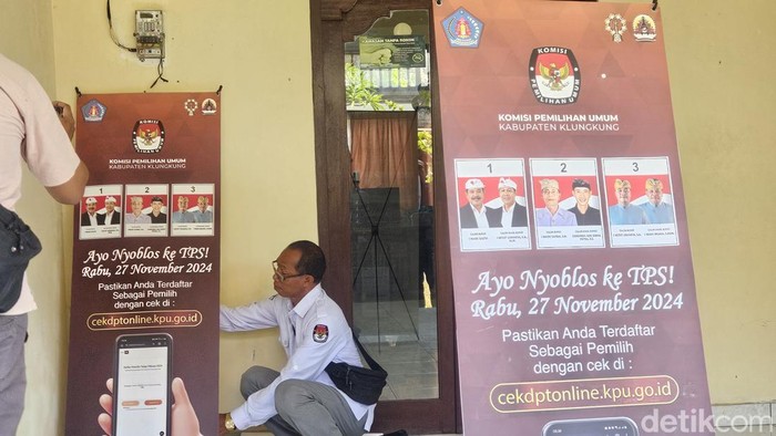KPU Klungkung memasang alat peraga kampanye berupa banner di depan ruang kerja instansi di sekretariat daerah Pemkab Klungkung, Senin (28/10/2024). (Foto: Putu Krista/detikBali)