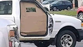 Nggak ada pintu mobil? Nggak masalah. Foto: Anything gone wrong via Bored Panda