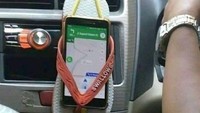 Nah ini solusi yang hemat, buat yang cari holder hape multifungsi sekaligus alas kaki.