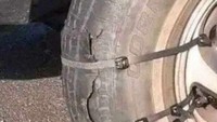 Jalan-jalan tapi lupa bawa ban cadangan, pakai kabel ties pun jadi.