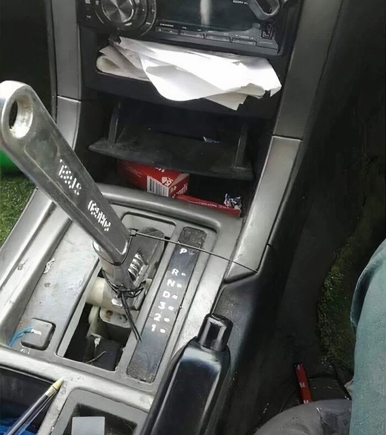 Kumpulan Solusi Absurd dari Berbagai Masalah, Kok Kepikiran Pasti kamu pernah dengar bahwa setiap masalah ada jalan keluarnya. Walaupun solusinya sedikit aneh... gapapa, deh!