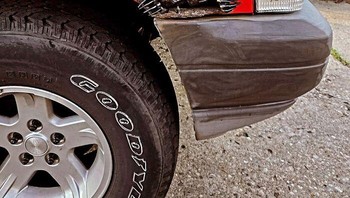 Cara mengatasi bagian mobil yang bolong dengan cara kreatif ala Halloween. Foto: Anything gone wrong via Bored Panda