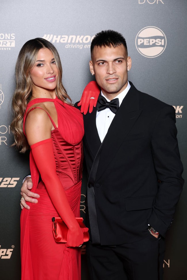 Striker Inter Milan Lautaro Martinez yang menjadi salah satu nominator Ballon d’Or 2024 hadir bersama istrinya Agustina Gandolfo. Agustina yang dikenal sebagai model seksi tampil dengan gaun merah halter neck dengan detail korset. Foto: Getty Images/Pascal Le Segretain