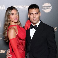 Striker Inter Milan Lautaro Martinez yang menjadi salah satu nominator Ballon d’Or 2024 hadir bersama istrinya Agustina Gandolfo. Agustina yang dikenal sebagai model seksi tampil dengan gaun merah halter neck dengan detail korset. Foto: Getty Images/Pascal Le Segretain