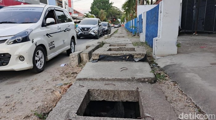Lubang Trotoar  di Jalan 23 Januari, Kelurahan Biawao, Kecamatan Kota Selatan, Kota Gorontalo.