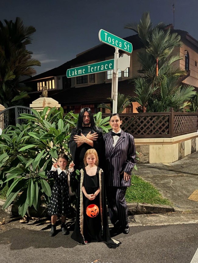 Marissa bersama suami dan kedua putrinya tampil dalam balutan busana berwarna gelap. Uniknya, Marissa tampak bertukar peran dengan sang suami, Benedikt Brueggemann. Marissa memerankan karakter ayah di keluarga Addams. Foto: Instagram/@marissaln