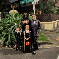 Marissa bersama suami dan kedua putrinya tampil dalam balutan busana berwarna gelap. Uniknya, Marissa tampak bertukar peran dengan sang suami, Benedikt Brueggemann. Marissa memerankan karakter ayah di keluarga Addams. Foto: Instagram/@marissaln