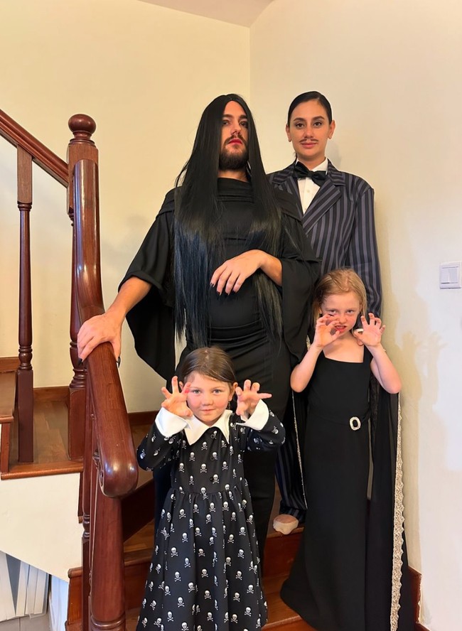 Suami Marissa justru cosplay menjadi Morticia Addams. Mengenakan rambut panjang, dress hitam, serta lipstik merah, pria berdarah Jerman itu tampil totalitas menjadi ibu di keluarga Addams. Foto: Instagram/@marissaln