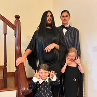Suami Marissa justru cosplay menjadi Morticia Addams. Mengenakan rambut panjang, dress hitam, serta lipstik merah, pria berdarah Jerman itu tampil totalitas menjadi ibu di keluarga Addams. Foto: Instagram/@marissaln