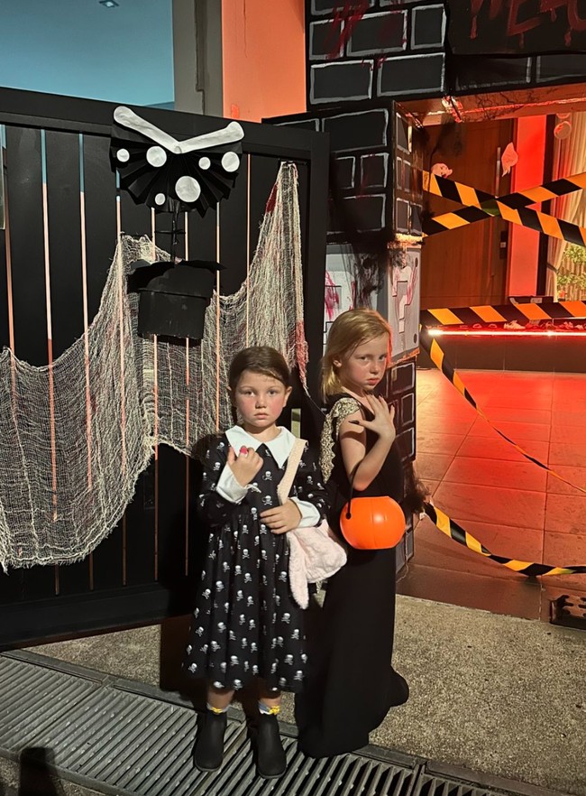 Kedua putri Marissa, Allie dan Ollie juga tampil menggemaskan mengenakan dress berwarna hitam. Foto: Instagram/@marissaln