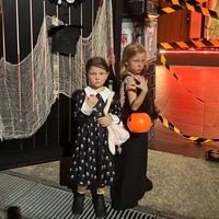 Kedua putri Marissa, Allie dan Ollie juga tampil menggemaskan mengenakan dress berwarna hitam. Foto: Instagram/@marissaln