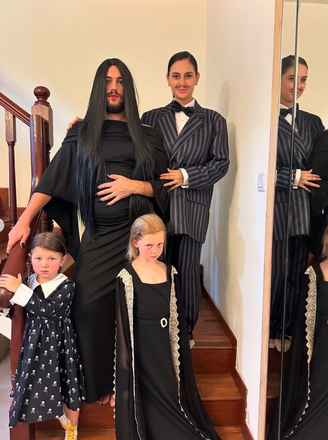 Cosplay menjadi Gomez di The Addams Family, Marissa tampil mengenakan setelan jas garis-garis lengkap dengan dasi kupu-kupu dan kumis palsu. Rambutnya tampak diikat ke belakang. Foto: Instagram/@marissaln