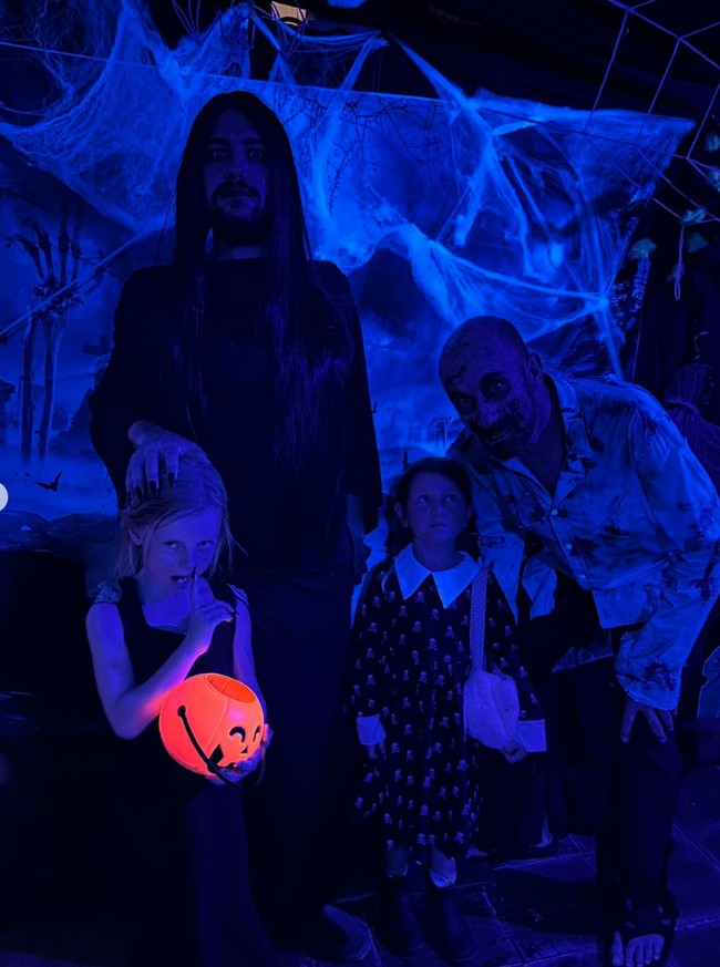 Melihat penampilan suami Marissa, banyak yang menyebutnya justru jadi terlihat mirip dengan aktor Jared Leto dengan rambut panjang. Waahhhh is that Jared Leto so pretty, komentar salah seorang netizen. Foto: Instagram/@marissaln