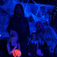 Melihat penampilan suami Marissa, banyak yang menyebutnya justru jadi terlihat mirip dengan aktor Jared Leto dengan rambut panjang. Waahhhh is that Jared Leto so pretty, komentar salah seorang netizen. Foto: Instagram/@marissaln