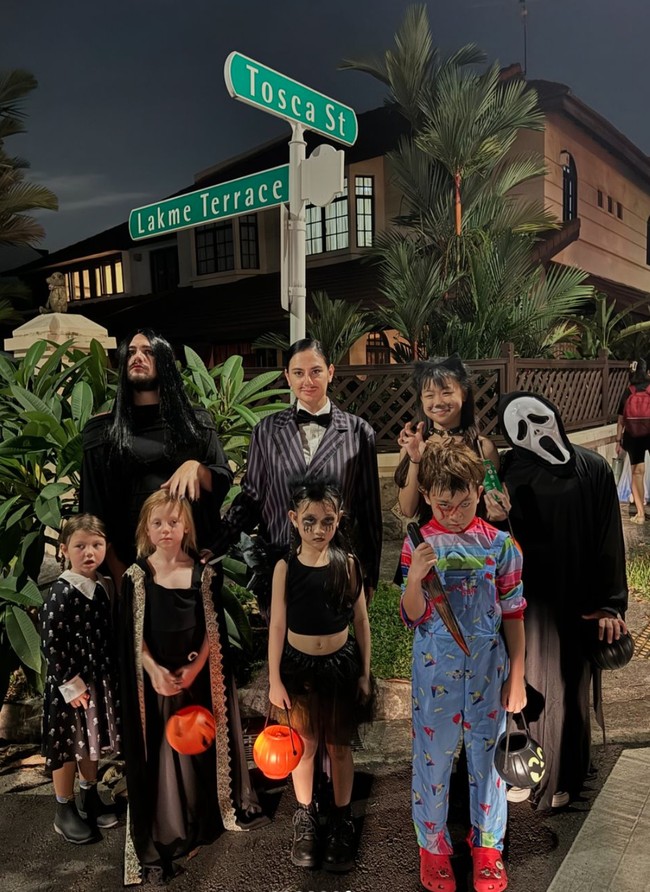 Potret Marissa bersama keluarga dan para tetangganya saat merayakan Halloween. Terlihat suaminya yang berpose kocak menirukan gaya Morticia yang diperankannya. Foto: Instagram/@marissaln