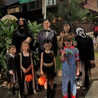 Potret Marissa bersama keluarga dan para tetangganya saat merayakan Halloween. Terlihat suaminya yang berpose kocak menirukan gaya Morticia yang diperankannya. Foto: Instagram/@marissaln