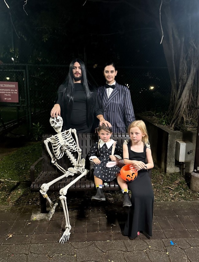 Marissa Nasution bersama suami dan kedua anaknya ikut merayakan Halloween di Singapura. Tahun ini keluarga Marissa memilih tampil memerankan karakter The Addams Family. Foto: Instagram/@marissaln