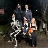 Marissa Nasution bersama suami dan kedua anaknya ikut merayakan Halloween di Singapura. Tahun ini keluarga Marissa memilih tampil memerankan karakter The Addams Family. Foto: Instagram/@marissaln