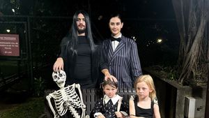 7 Foto Halloween Keluarga Marissa Nasution, Kocak Suami Jadi Morticia Addams
