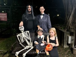 7 Foto Halloween Keluarga Marissa Nasution, Kocak Suami Jadi Morticia Addams