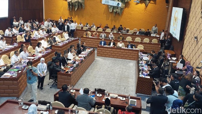 Maruarar Sirait rapat perdana bersama dengan Komisi V DPR RI.