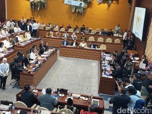 Maruarar Sirait Rapat Perdana Bareng Komisi V DPR Sebagai Menteri