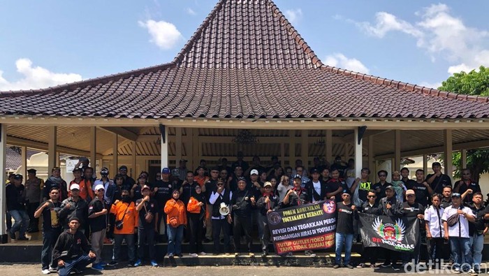 Aksi massa di kompleks Kepatihan Kota Jogja, Selasa (29/10/2024).