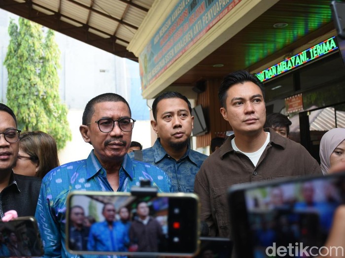 Baim Wong bersama kuasa hukum memberikan keterangan di luar Pengadilan Agama (PA) Jakarta Selatan, Selasa (29/10/2024).
