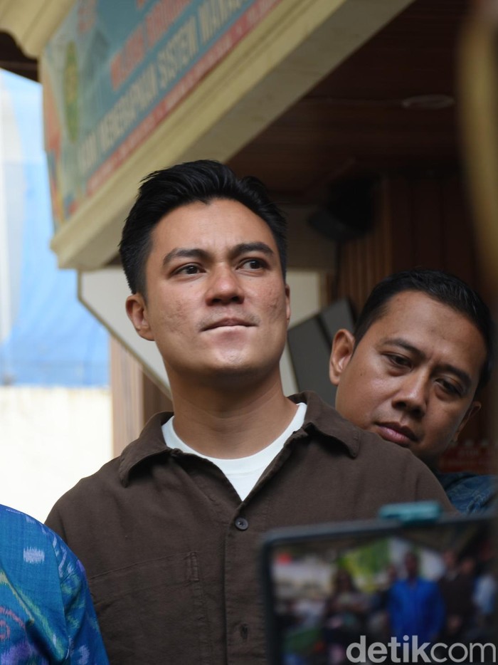 Mediasi Cerai Baim Wong-Paula Gagal Dilaksanakan Baim Wong bersama kuasa hukum memberikan keterangan di luar Pengadilan Agama (PA) Jakarta Selatan, Selasa (29/10/2024).
